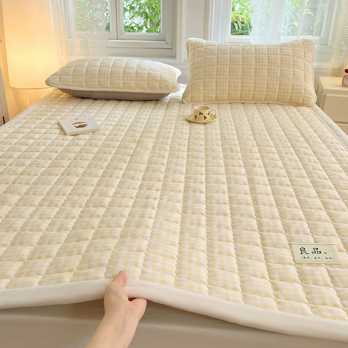 91家纺网 家纺一手货源 找家纺 （总）三盛源 2025新款牛奶绒绗绣夹棉防滑保暖秋冬印花床护垫床褥绒床垫加厚高克重加宽包边