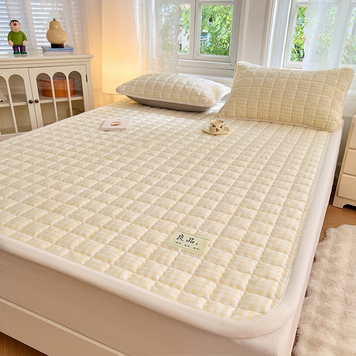 91家纺网 家纺一手货源 找家纺 三盛源 2025新款牛奶绒绗绣夹棉防滑保暖秋冬印花床护垫床褥绒床垫加厚高克重加宽包边 方格-柠檬黄