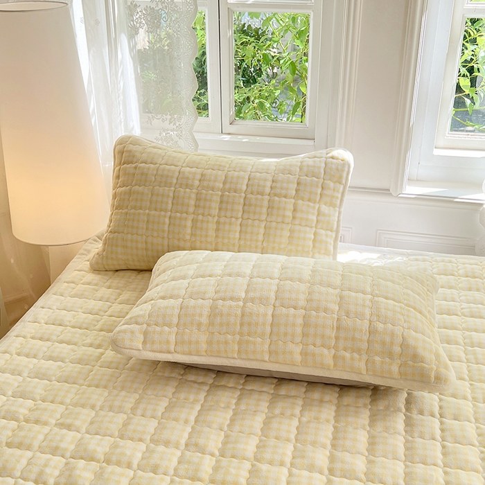 91家纺网 家纺一手货源 找家纺 三盛源 2025新款牛奶绒绗绣夹棉防滑保暖秋冬印花床护垫床褥绒床垫加厚高克重加宽包边 方格-柠檬黄