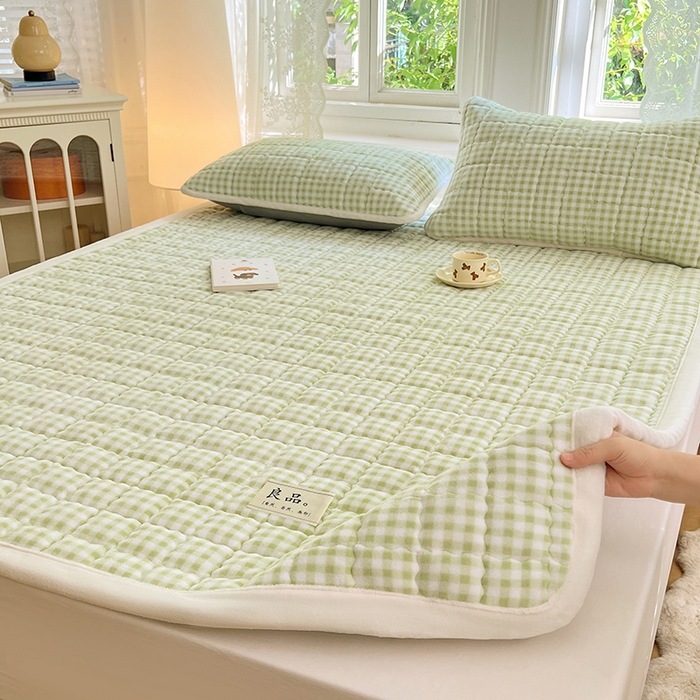 91家纺网 家纺一手货源 找家纺 三盛源 2025新款牛奶绒绗绣夹棉防滑保暖秋冬印花床护垫床褥绒床垫加厚高克重加宽包边 方格-抹茶绿