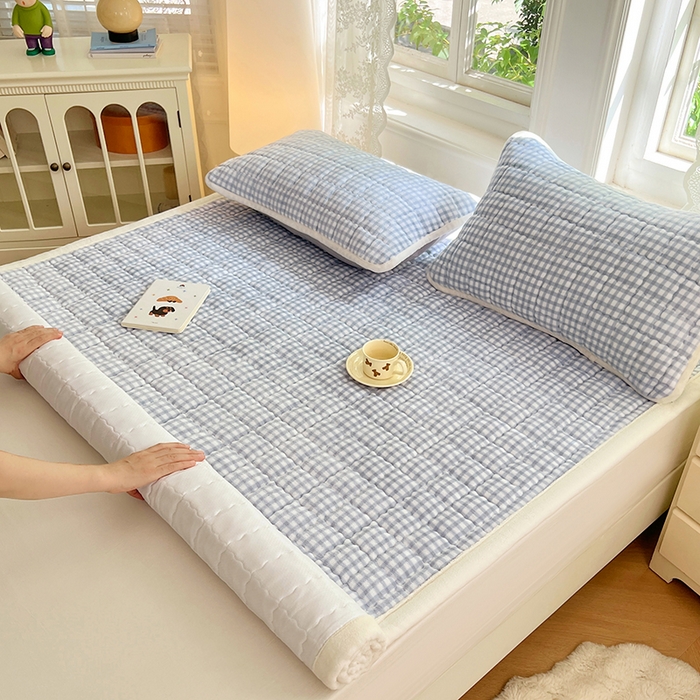 91家纺网 家纺一手货源 找家纺 三盛源 2025新款牛奶绒绗绣夹棉防滑保暖秋冬印花床护垫床褥绒床垫加厚高克重加宽包边 方格-紫萝蓝