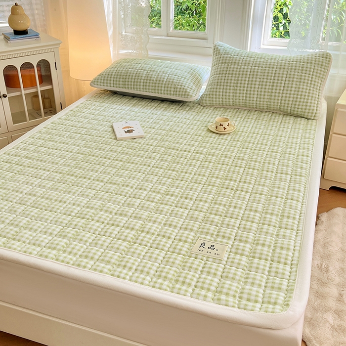 91家纺网 家纺一手货源 找家纺 三盛源 2025新款牛奶绒绗绣夹棉防滑保暖秋冬印花床护垫床褥绒床垫加厚高克重加宽包边 方格-抹茶绿