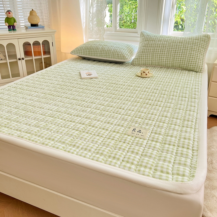 91家纺网 家纺一手货源 找家纺 三盛源 2025新款牛奶绒绗绣夹棉防滑保暖秋冬印花床护垫床褥绒床垫加厚高克重加宽包边 方格-抹茶绿