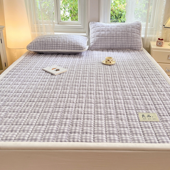 91家纺网 家纺一手货源 找家纺 三盛源 2025新款牛奶绒绗绣夹棉防滑保暖秋冬印花床护垫床褥绒床垫加厚高克重加宽包边 方格-高级灰
