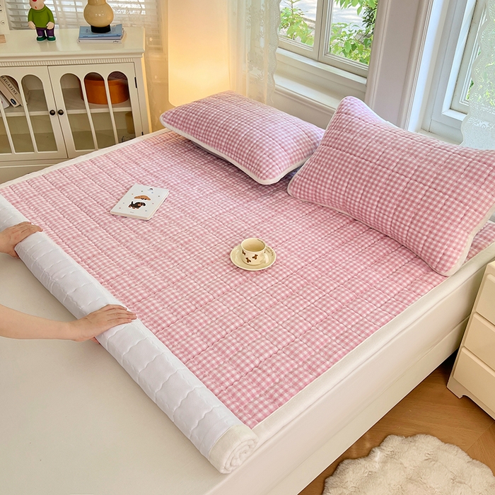 91家纺网 家纺一手货源 找家纺 三盛源 2025新款牛奶绒绗绣夹棉防滑保暖秋冬印花床护垫床褥绒床垫加厚高克重加宽包边 方格-玫瑰粉