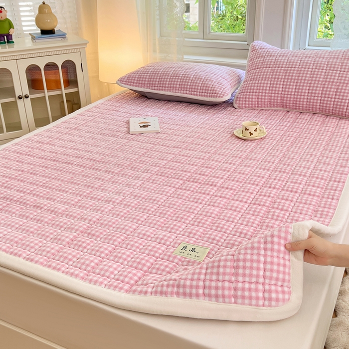 91家纺网 家纺一手货源 找家纺 三盛源 2025新款牛奶绒绗绣夹棉防滑保暖秋冬印花床护垫床褥绒床垫加厚高克重加宽包边 方格-玫瑰粉