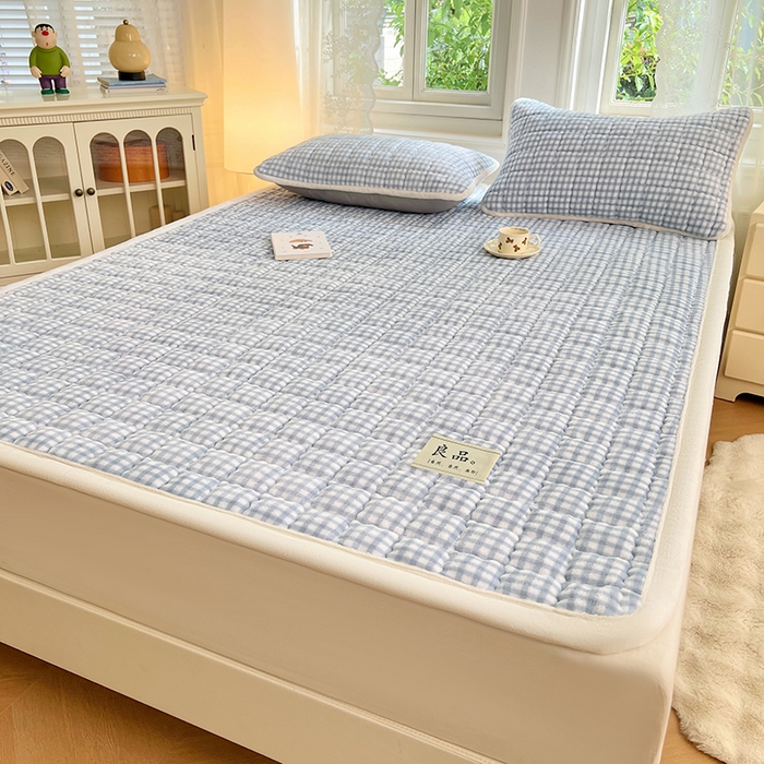91家纺网 家纺一手货源 找家纺 三盛源 2025新款牛奶绒绗绣夹棉防滑保暖秋冬印花床护垫床褥绒床垫加厚高克重加宽包边 方格-紫萝蓝