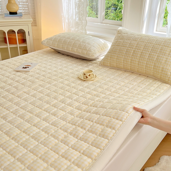 91家纺网 家纺一手货源 找家纺 三盛源 2025新款牛奶绒绗绣夹棉防滑保暖秋冬印花床护垫床褥绒床垫加厚高克重加宽包边 方格-柠檬黄