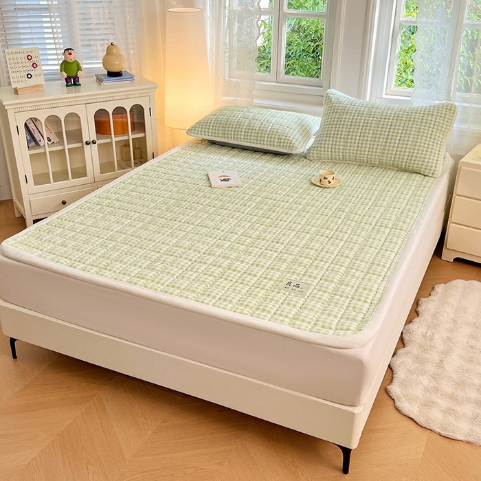 91家纺网 家纺一手货源 找家纺 三盛源 2025新款牛奶绒绗绣夹棉防滑保暖秋冬印花床护垫床褥绒床垫加厚高克重加宽包边 方格-抹茶绿