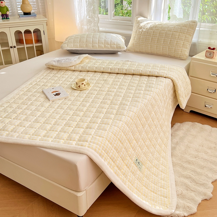 91家纺网 家纺一手货源 找家纺 三盛源 2025新款牛奶绒绗绣夹棉防滑保暖秋冬印花床护垫床褥绒床垫加厚高克重加宽包边 方格-柠檬黄