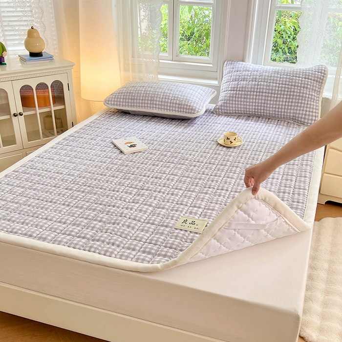 91家纺网 家纺一手货源 找家纺 三盛源 2025新款牛奶绒绗绣夹棉防滑保暖秋冬印花床护垫床褥绒床垫加厚高克重加宽包边 方格-高级灰