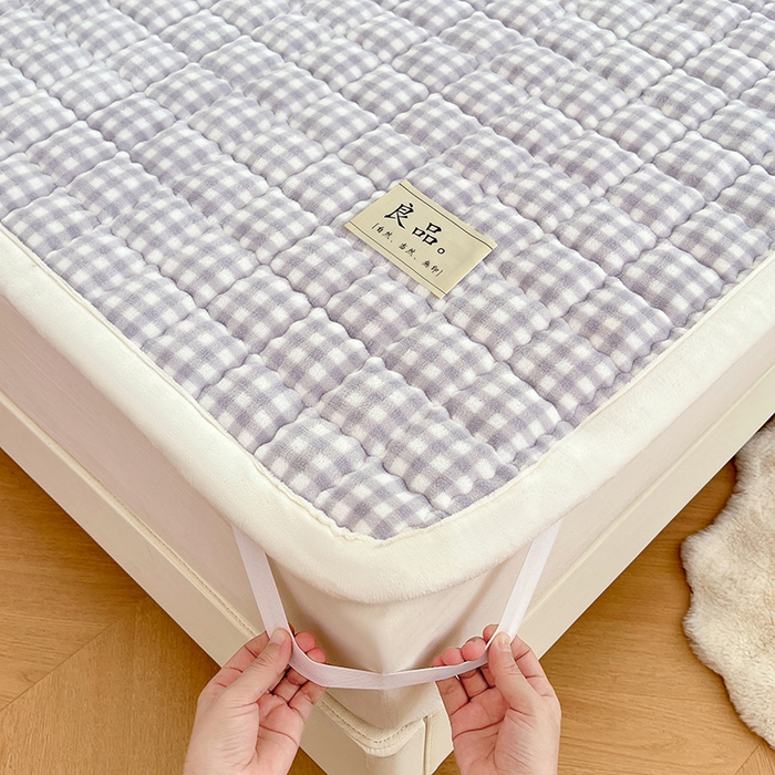 91家纺网 家纺一手货源 找家纺 三盛源 2025新款牛奶绒绗绣夹棉防滑保暖秋冬印花床护垫床褥绒床垫加厚高克重加宽包边 方格-高级灰