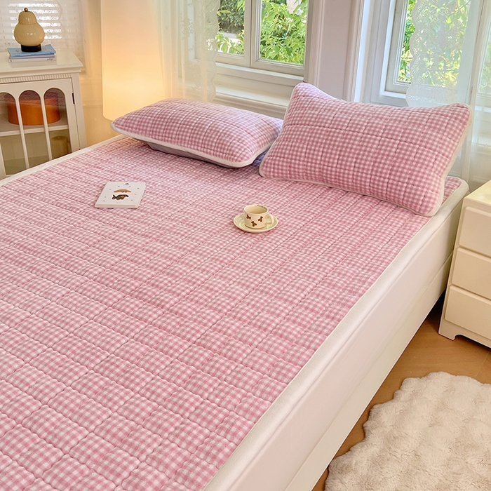 91家纺网 家纺一手货源 找家纺 三盛源 2025新款牛奶绒绗绣夹棉防滑保暖秋冬印花床护垫床褥绒床垫加厚高克重加宽包边 方格-玫瑰粉