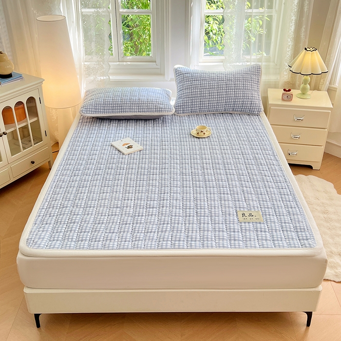 91家纺网 家纺一手货源 找家纺 三盛源 2025新款牛奶绒绗绣夹棉防滑保暖秋冬印花床护垫床褥绒床垫加厚高克重加宽包边 方格-紫萝蓝