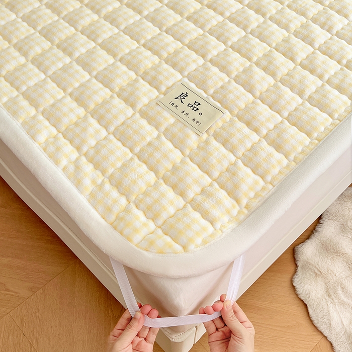 91家纺网 家纺一手货源 找家纺 三盛源 2025新款牛奶绒绗绣夹棉防滑保暖秋冬印花床护垫床褥绒床垫加厚高克重加宽包边 方格-柠檬黄