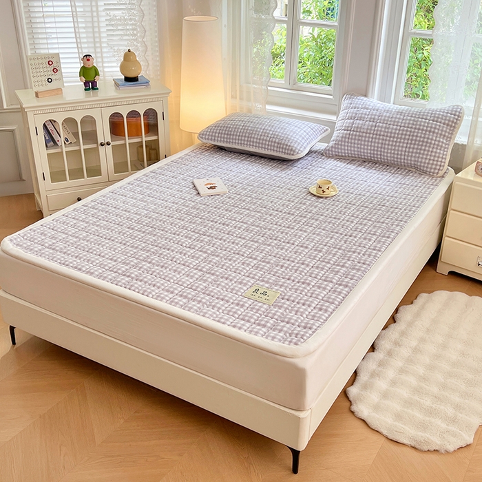 91家纺网 家纺一手货源 找家纺 三盛源 2025新款牛奶绒绗绣夹棉防滑保暖秋冬印花床护垫床褥绒床垫加厚高克重加宽包边 方格-高级灰