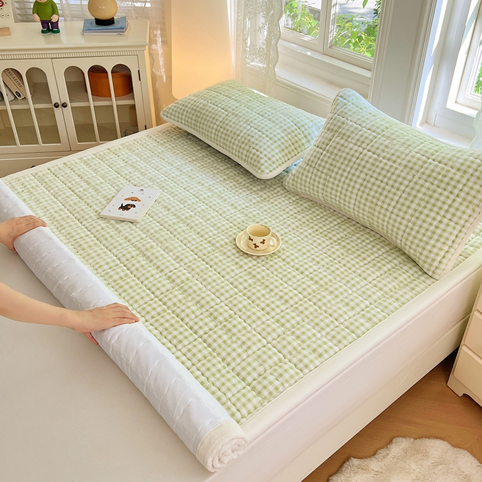 91家纺网 家纺一手货源 找家纺 三盛源 2025新款牛奶绒绗绣夹棉防滑保暖秋冬印花床护垫床褥绒床垫加厚高克重加宽包边 方格-抹茶绿