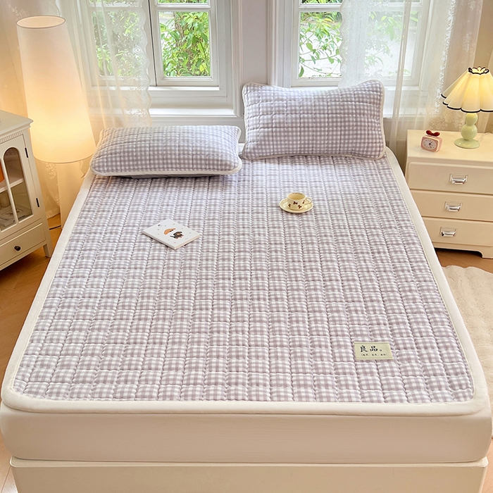 91家纺网 家纺一手货源 找家纺 三盛源 2025新款牛奶绒绗绣夹棉防滑保暖秋冬印花床护垫床褥绒床垫加厚高克重加宽包边 方格-高级灰