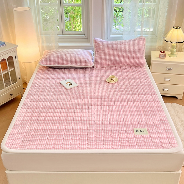 91家纺网 家纺一手货源 找家纺 三盛源 2025新款牛奶绒绗绣夹棉防滑保暖秋冬印花床护垫床褥绒床垫加厚高克重加宽包边 方格-玫瑰粉