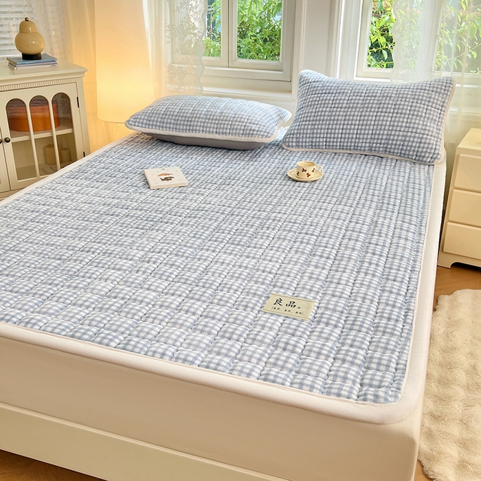 91家纺网 家纺一手货源 找家纺 三盛源 2025新款牛奶绒绗绣夹棉防滑保暖秋冬印花床护垫床褥绒床垫加厚高克重加宽包边 方格-紫萝蓝