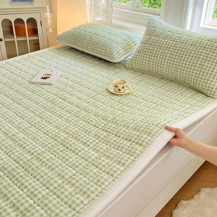 91家纺网 家纺一手货源 找家纺 三盛源 2025新款牛奶绒绗绣夹棉防滑保暖秋冬印花床护垫床褥绒床垫加厚高克重加宽包边 方格-抹茶绿