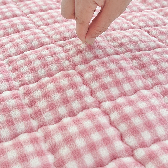 91家纺网 家纺一手货源 找家纺 三盛源 2025新款牛奶绒绗绣夹棉防滑保暖秋冬印花床护垫床褥绒床垫加厚高克重加宽包边 方格-玫瑰粉