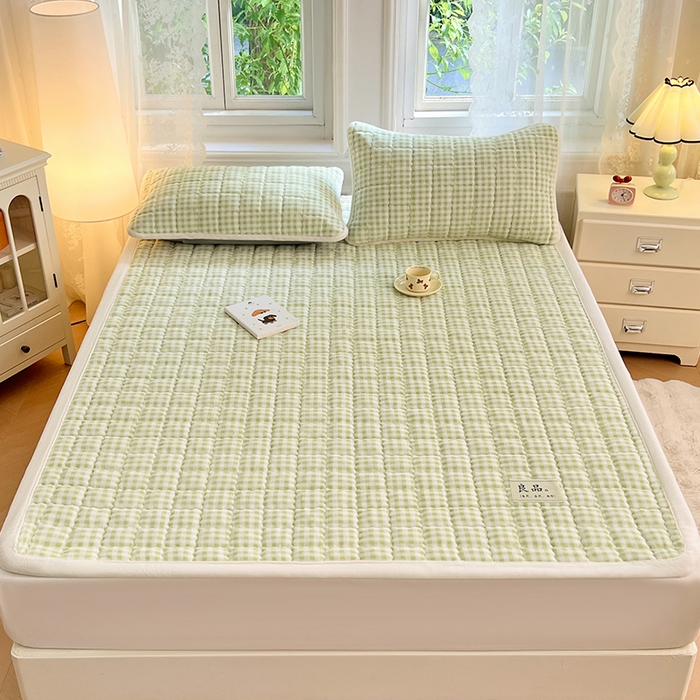 91家纺网 家纺一手货源 找家纺 三盛源 2025新款牛奶绒绗绣夹棉防滑保暖秋冬印花床护垫床褥绒床垫加厚高克重加宽包边 方格-抹茶绿