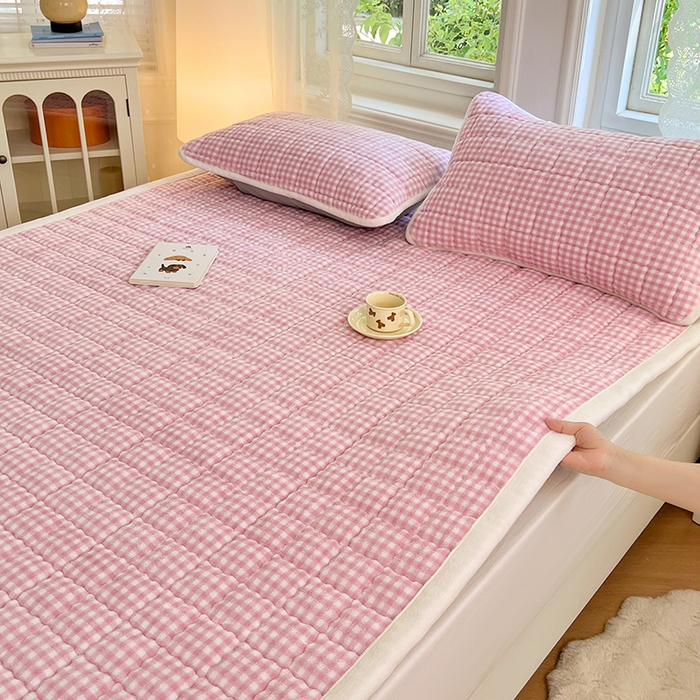91家纺网 家纺一手货源 找家纺 三盛源 2025新款牛奶绒绗绣夹棉防滑保暖秋冬印花床护垫床褥绒床垫加厚高克重加宽包边 方格-玫瑰粉