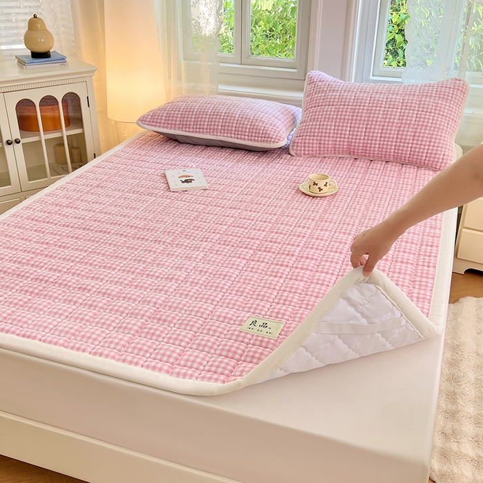 91家纺网 家纺一手货源 找家纺 三盛源 2025新款牛奶绒绗绣夹棉防滑保暖秋冬印花床护垫床褥绒床垫加厚高克重加宽包边 方格-玫瑰粉