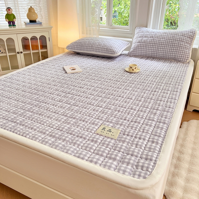 91家纺网 家纺一手货源 找家纺 三盛源 2025新款牛奶绒绗绣夹棉防滑保暖秋冬印花床护垫床褥绒床垫加厚高克重加宽包边 方格-高级灰