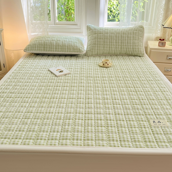 91家纺网 家纺一手货源 找家纺 三盛源 2025新款牛奶绒绗绣夹棉防滑保暖秋冬印花床护垫床褥绒床垫加厚高克重加宽包边 方格-抹茶绿