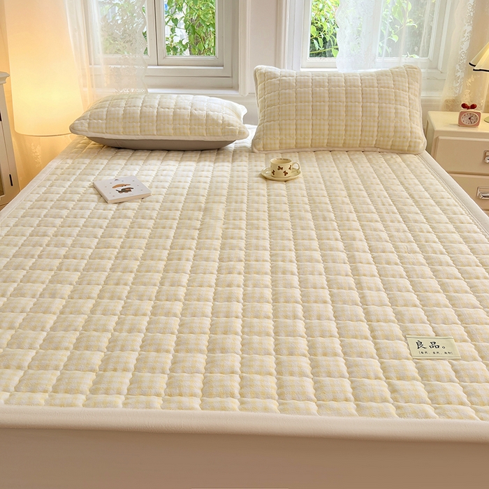 91家纺网 家纺一手货源 找家纺 三盛源 2025新款牛奶绒绗绣夹棉防滑保暖秋冬印花床护垫床褥绒床垫加厚高克重加宽包边 方格-柠檬黄