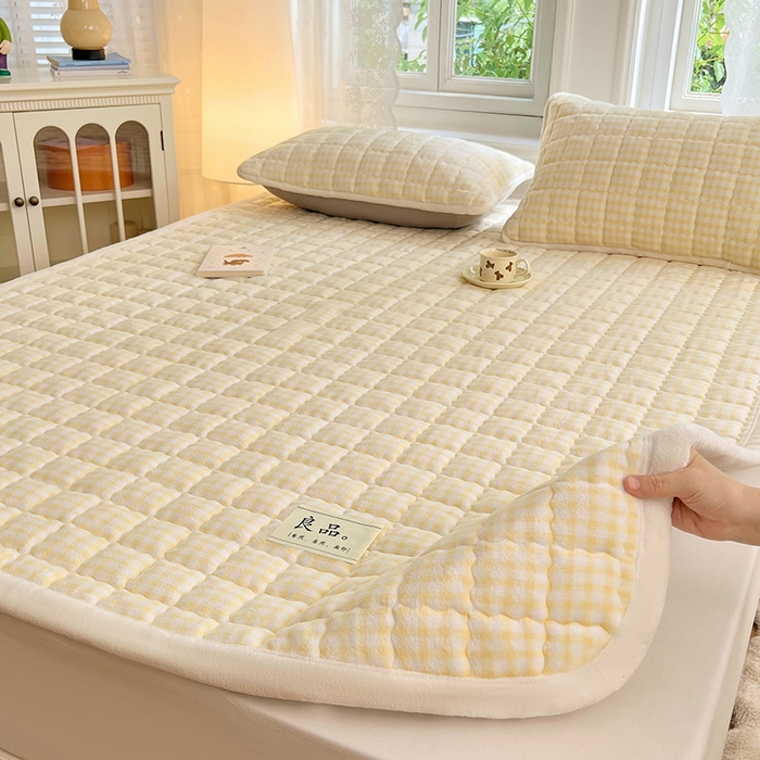 91家纺网 家纺一手货源 找家纺 三盛源 2025新款牛奶绒绗绣夹棉防滑保暖秋冬印花床护垫床褥绒床垫加厚高克重加宽包边 方格-柠檬黄