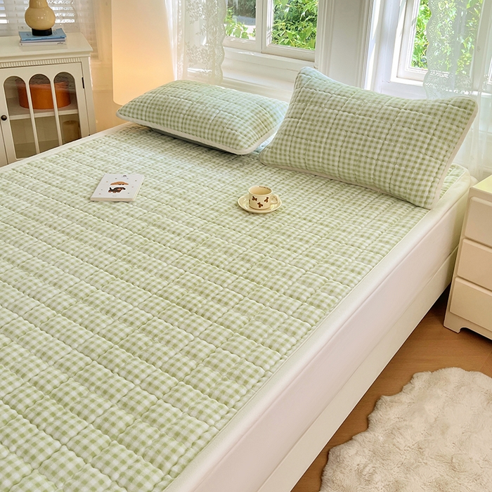 91家纺网 家纺一手货源 找家纺 三盛源 2025新款牛奶绒绗绣夹棉防滑保暖秋冬印花床护垫床褥绒床垫加厚高克重加宽包边 方格-抹茶绿