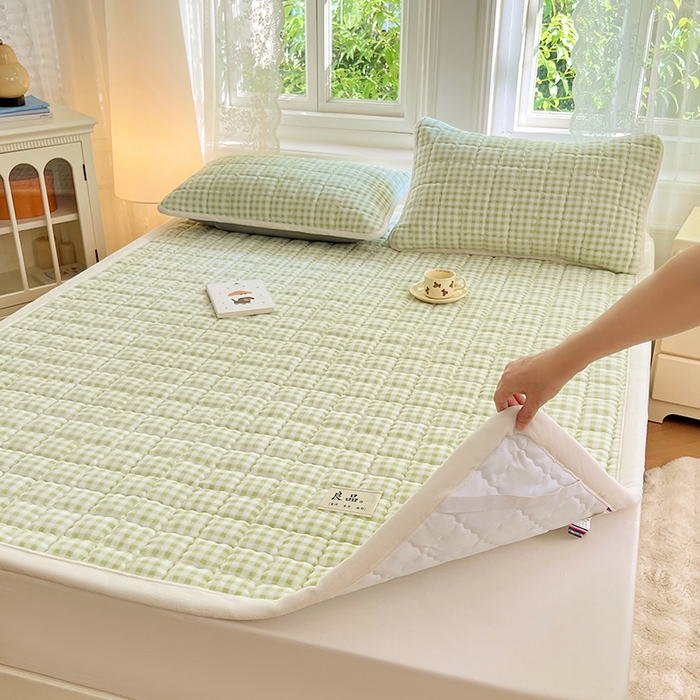 91家纺网 家纺一手货源 找家纺 三盛源 2025新款牛奶绒绗绣夹棉防滑保暖秋冬印花床护垫床褥绒床垫加厚高克重加宽包边 方格-抹茶绿