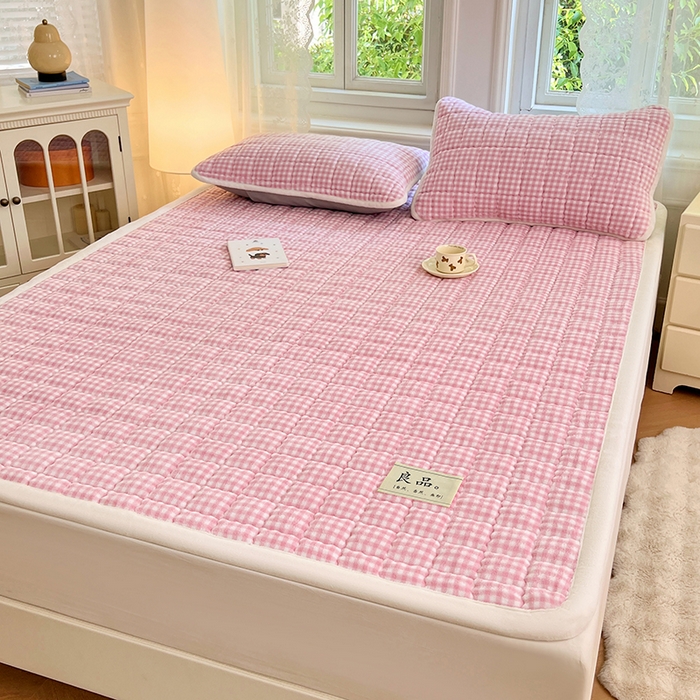 91家纺网 家纺一手货源 找家纺 三盛源 2025新款牛奶绒绗绣夹棉防滑保暖秋冬印花床护垫床褥绒床垫加厚高克重加宽包边 方格-玫瑰粉