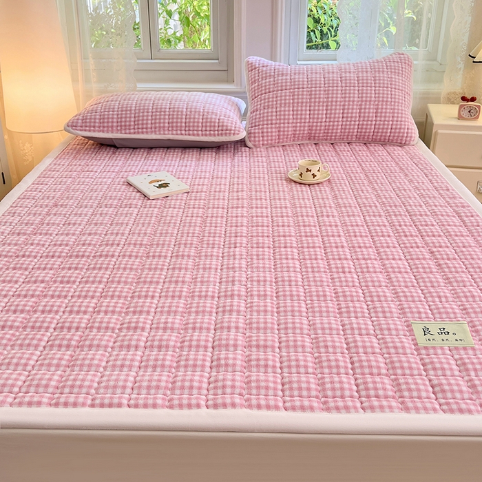 91家纺网 家纺一手货源 找家纺 三盛源 2025新款牛奶绒绗绣夹棉防滑保暖秋冬印花床护垫床褥绒床垫加厚高克重加宽包边 方格-玫瑰粉