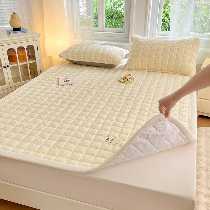 91家纺网 家纺一手货源 找家纺 三盛源 2025新款牛奶绒绗绣夹棉防滑保暖秋冬印花床护垫床褥绒床垫加厚高克重加宽包边 方格-柠檬黄