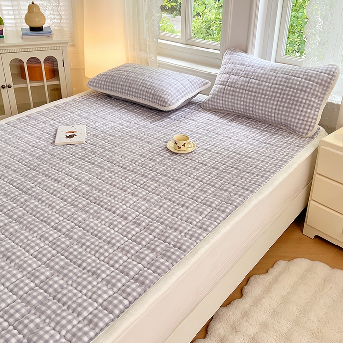 91家纺网 家纺一手货源 找家纺 三盛源 2025新款牛奶绒绗绣夹棉防滑保暖秋冬印花床护垫床褥绒床垫加厚高克重加宽包边 方格-高级灰