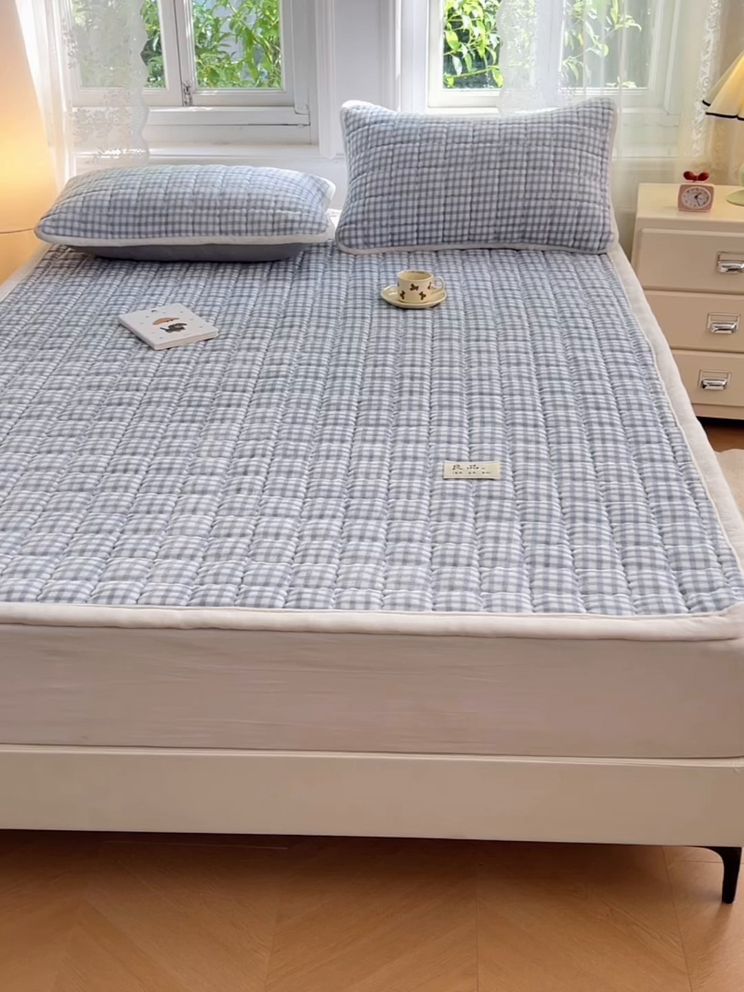 91家纺网 家纺一手货源 找家纺 三盛源 2025新款牛奶绒绗绣夹棉防滑保暖秋冬印花床护垫床褥绒床垫加厚高克重加宽包边 方格-紫萝蓝