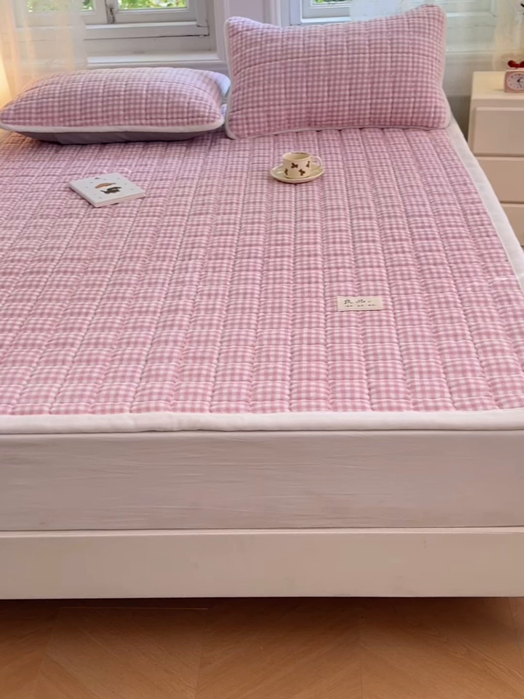 91家纺网 家纺一手货源 找家纺 三盛源 2025新款牛奶绒绗绣夹棉防滑保暖秋冬印花床护垫床褥绒床垫加厚高克重加宽包边 方格-玫瑰粉