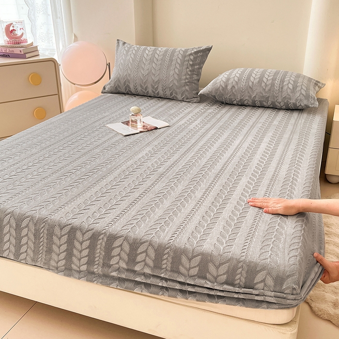 91家纺网 家纺一手货源 找家纺 （总）三盛源 2025新款高克重雕花牛奶绒床笠三件套加厚保暖床垫保护套