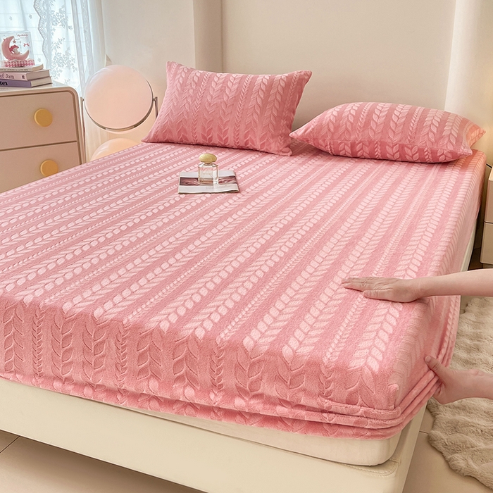 91家纺网 家纺一手货源 找家纺 （总）三盛源 2025新款高克重雕花牛奶绒床笠三件套加厚保暖床垫保护套