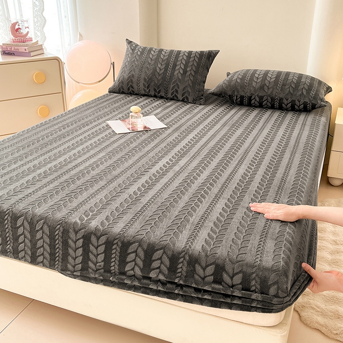 91家纺网 家纺一手货源 找家纺 （总）三盛源 2025新款高克重雕花牛奶绒床笠三件套加厚保暖床垫保护套