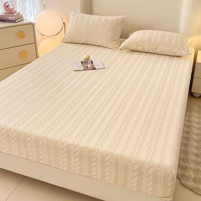 91家纺网 家纺一手货源 找家纺 三盛源 2025新款高克重雕花牛奶绒床笠三件套加厚保暖床垫保护套 麦穗-奶油白