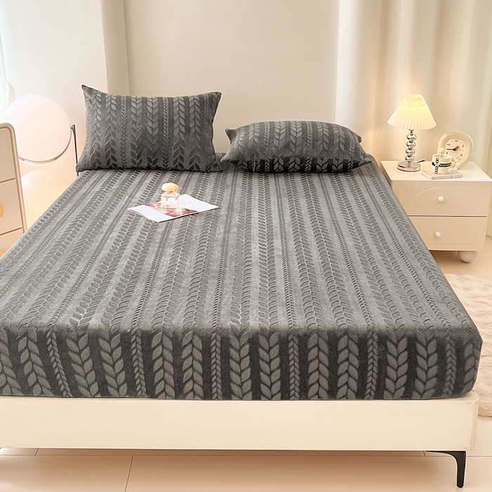 91家纺网 家纺一手货源 找家纺 三盛源 2025新款高克重雕花牛奶绒床笠三件套加厚保暖床垫保护套 麦穗-星空灰