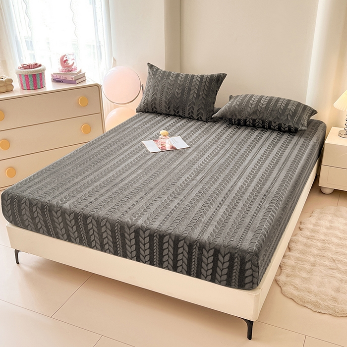 91家纺网 家纺一手货源 找家纺 三盛源 2025新款高克重雕花牛奶绒床笠三件套加厚保暖床垫保护套 麦穗-星空灰