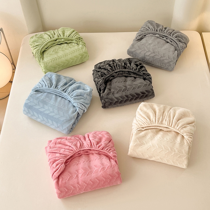 91家纺网 家纺一手货源 找家纺 三盛源 2025新款高克重雕花牛奶绒床笠三件套加厚保暖床垫保护套 组合图仅做展示不可下单