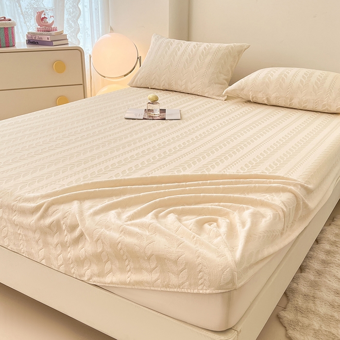 91家纺网 家纺一手货源 找家纺 三盛源 2025新款高克重雕花牛奶绒床笠三件套加厚保暖床垫保护套 麦穗-奶油白