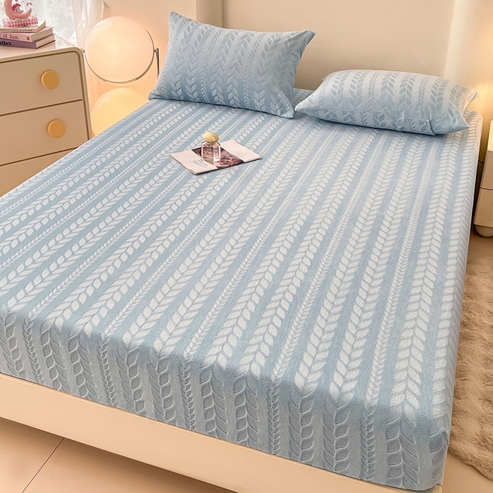 91家纺网 家纺一手货源 找家纺 三盛源 2025新款高克重雕花牛奶绒床笠三件套加厚保暖床垫保护套 麦穗-天空蓝